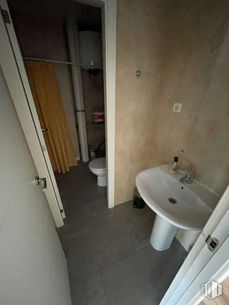 Local en alquiler en Calle Platillos, La Latina, Madrid, 28054 con fregadero, inodoro, suelo, suelos, asiento del inodoro, accesorios de fontanería, puerta, cuarto de baño, fontanería y habitación alrededor