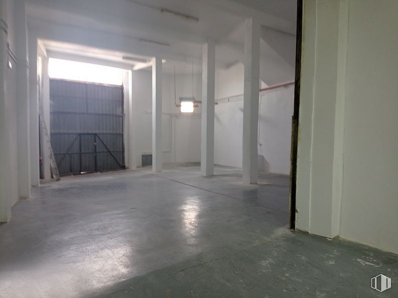 Nave en alquiler en Calle Gamonal, Villa de Vallecas, Madrid, 28031 con lámpara, accesorio, hall, suelos, suelo, madera, material compuesto, vidrio, techo y hormigón alrededor