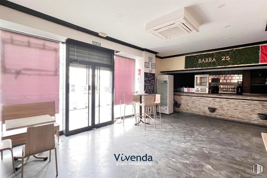 Retail for sale at Zona Suroeste, Móstoles, Madrid, 28934 with chair, door, table, flooring, floor, ceiling, restaurant, cleanliness and tile around