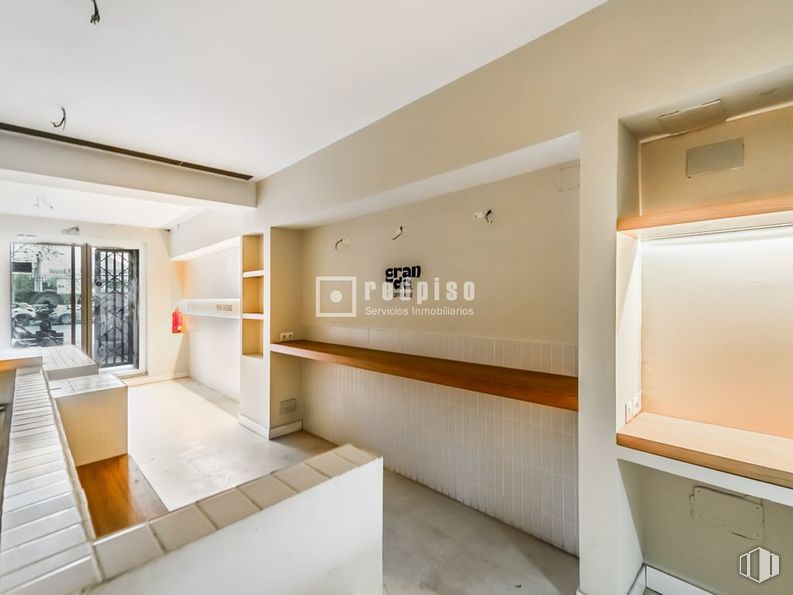 Retail for sale at Calle Ríos Rosas, Chamberí, Madrid, 28003 with flooring, wall, floor, wood, interior design, ceiling, apartment, tile flooring, room and wood flooring around