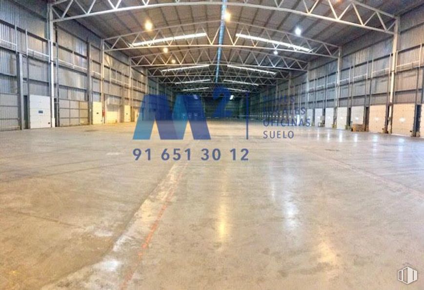 Nave en alquiler en Zona Industrial Alcalá, Alcalá de Henares, Madrid, 28806 con madera, pasillo, alumbrado, suelo, piso, espacio público, edificio, asfalto, superficie de la carretera y hormigón alrededor