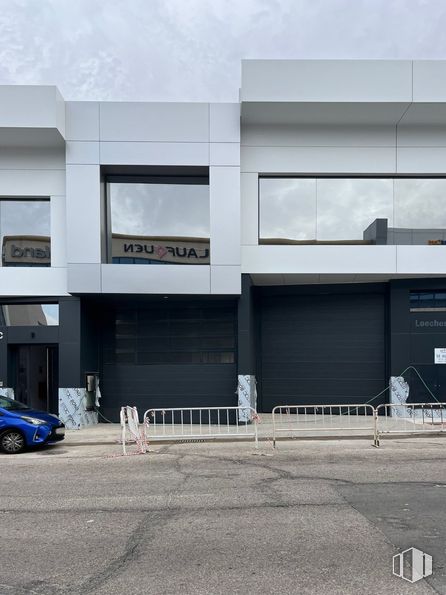 Nave en alquiler y venta en Calle Loeches, Alcorcón, Madrid, 28925 con edificio, neumático, rueda, coche, diseño urbano, asfalto, aparcamiento, casa, fachada y edificio comercial alrededor