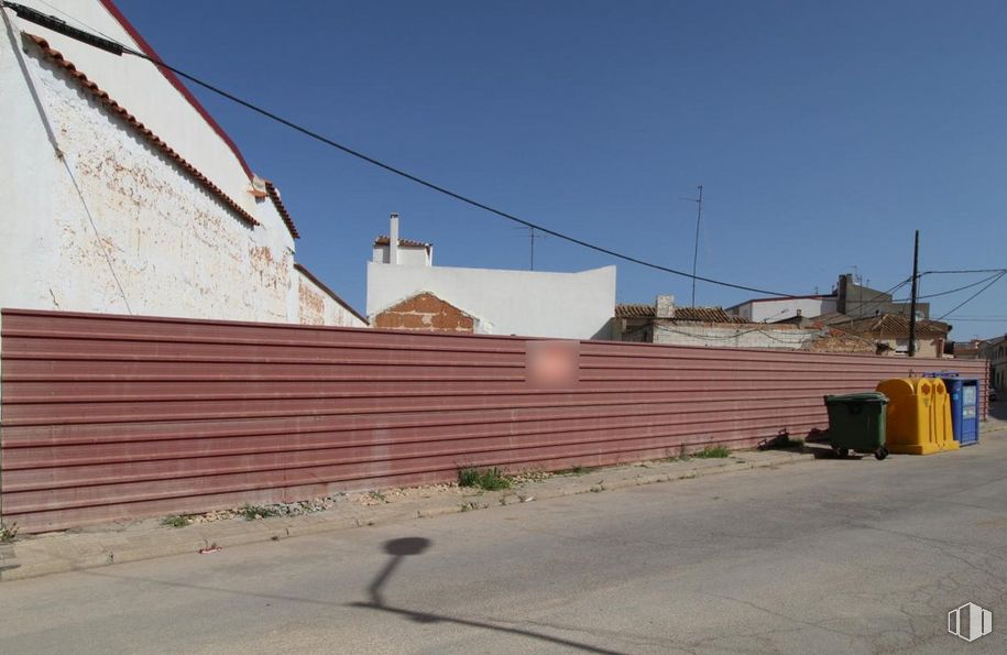 Land for sale at Calle Nueva, Las Pedroñeras, Cuenca, 16660 with sky, window, wood, road surface, residential area, landscape, asphalt, brick, facade and gas around