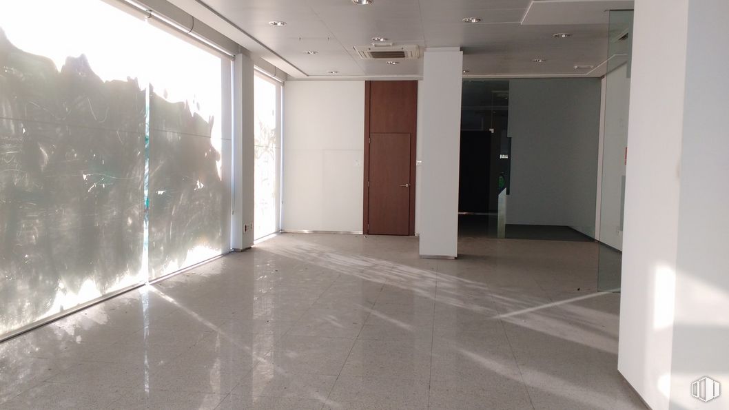 Local en venta en Avenida España, Fuenlabrada, Madrid, 28941 con puerta, edificio, pasillo, accesorio, madera, pavimentos, piso, exterior automotriz, sombra y madera alrededor