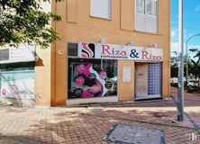 Retail for sale at Calle Embalse de Picadas, Villa de Vallecas, Madrid, 28031 with window, building, tree, road surface, street light, public space, art, wall, neighbourhood and sidewalk around