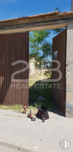 Land for sale at Zona Centro, Torrejón del Rey, Guadalajara, 19174 with door, luggage & bags, plant, leaf, wood, tree, shade, building, art and font around