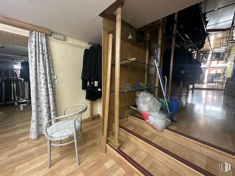 Retail for sale at Centro, Cuenca, 16001 with chair, luggage & bags, property, wood, interior design, flooring, floor, curtain, hall and hardwood around