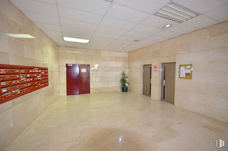 Office for sale & for rent at Calle Albasanz, 14 BIS, San Blas - Canillejas, Madrid, 28037 with building, houseplant, floor, flooring, door, hall, ceiling, plant, event and lobby around