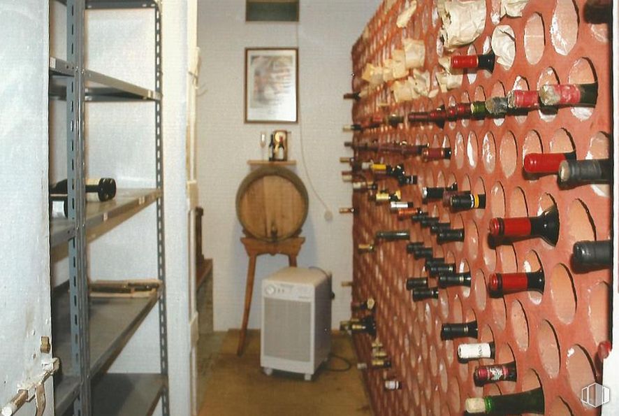 Local en alquiler en Zona Villacastín, Villacastín, Segovia, 40150 con botellero, mueble, propiedad, madera, edificio, diseño de interiores, marco, botella, barware y madera alrededor