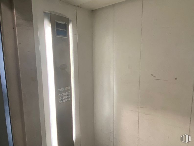 Oficina en venta en Edificio Inbisa, Avenida Pirineos, 7, San Sebastián de los Reyes, Madrid, 28700 con accesorio, madera, suelo, puerta, techo, madera, material compuesto, yeso, vidrio y aluminio alrededor