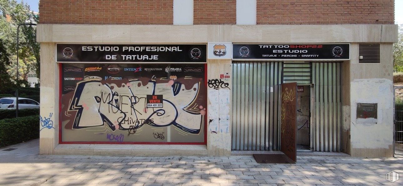 Retail for sale at Zona Puerta del Ángel, La Latina, Madrid, 28024 with graffiti, font, brick, art, brickwork, facade, tints and shades, mural, painting and handwriting around