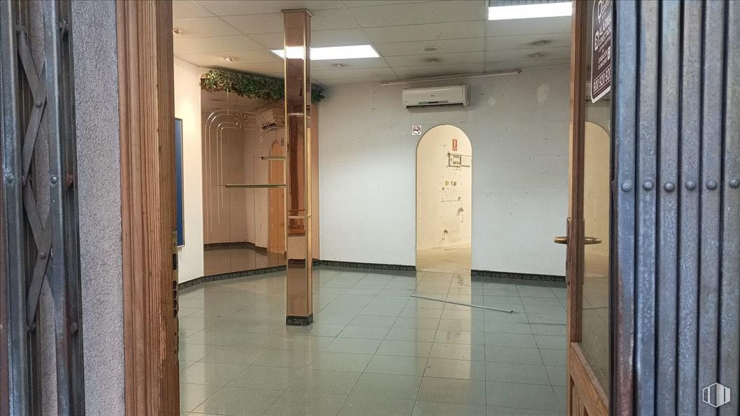 Retail for sale at Calle Esteban Domingo, Ávila, 05001 with mirror, building, fixture, interior design, door, floor, tile flooring, wood, flooring and line around