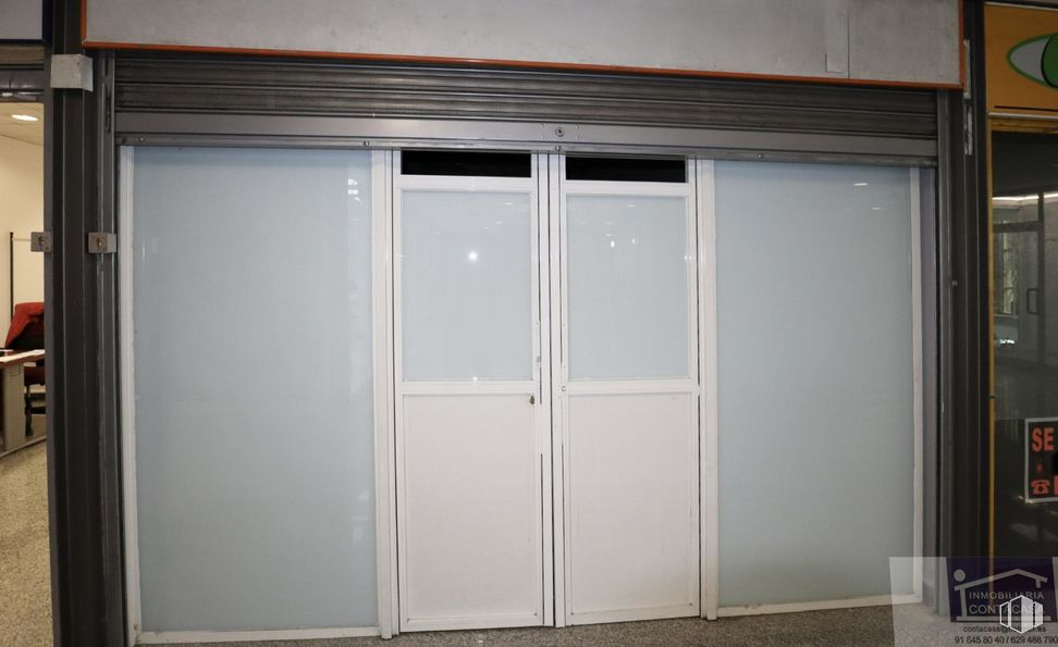 Retail for sale & for rent at Calle Marqués de Santillana, Colmenar Viejo, Madrid, 28770 with door, cabinetry, fixture, wood, rectangle, automotive exterior, wood stain, hardwood, window and facade around