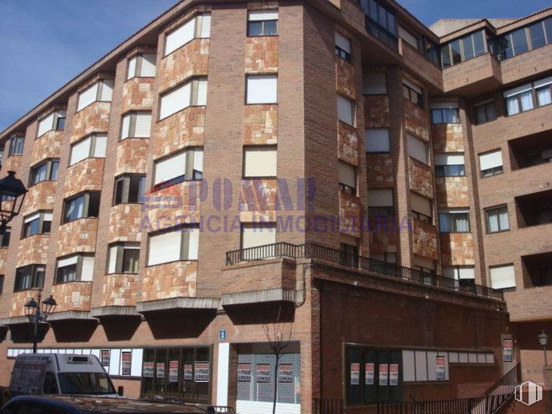 Retail for rent at Calle Alfonso de Montalvo, 1, Ávila, 05001 with window, sky, building, daytime, property, tower block, urban design, condominium, residential area and neighbourhood around