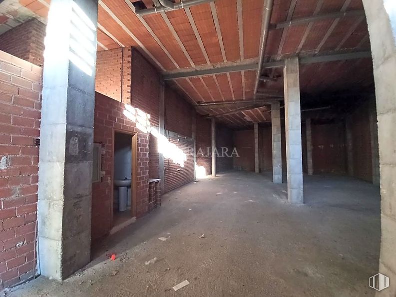 Retail for rent at Calle Calera, Talavera de la Reina, Toledo, 45600 with property, brickwork, brick, wood, fixture, building material, hall, composite material, concrete and flooring around