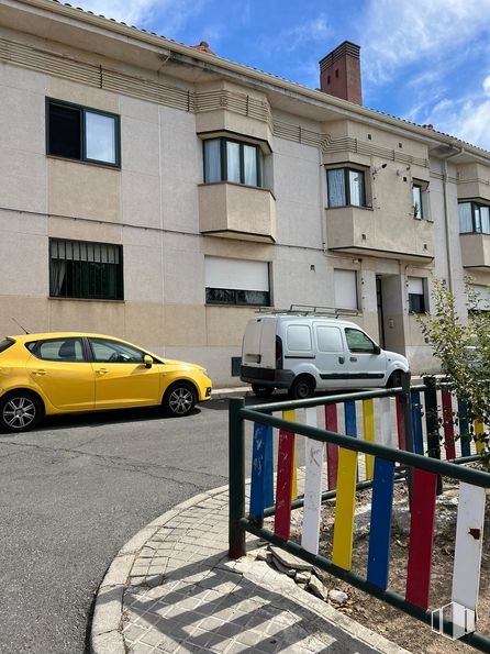 Land for sale at Calle Peralosa, Valdemorillo, Madrid, 28210 with van, car, window, tire, wheel, cloud, vehicle, sky, motor vehicle and building around