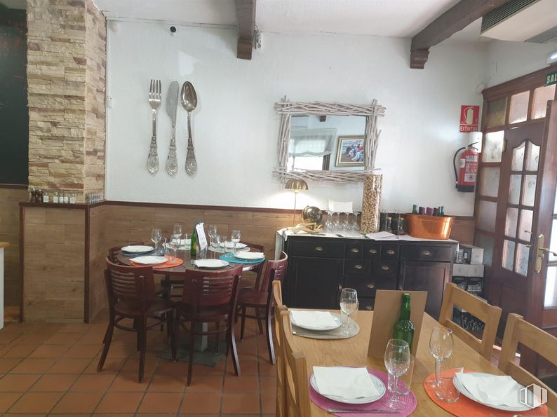 Local en venta en Zona Universidad, Móstoles, Madrid, 28933 con mesa de cocina y comedor, silla, vajilla, mesa, mesa, copa de vino, propiedad, mueble, marco y madera alrededor