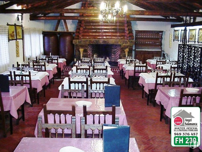 Retail for sale at Urbanización Nueva Sierra, Albalate de Zorita, Guadalajara, 19119 with lighting, kitchen & dining room table, furniture, table, interior design, decoration, chair, tablecloth, tableware and window around