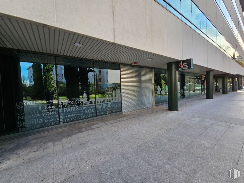 Local en venta en Calle Hermanos García Noblejas, 37 A, San Blas - Canillejas, Madrid, 28037 con propiedad, planta, superficie de la carretera, material compuesto, edificio, fachada, árbol, accesorio, sombra y hormigón alrededor