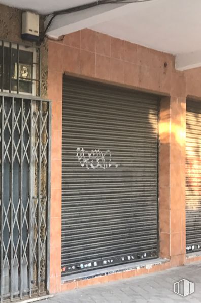 Local en venta en Calle Montecarlo, 1, Móstoles, Madrid, 28936 con persiana de la ventana, accesorio, madera, albañilería, ladrillo, edificio, barrio, fachada, fuente y tintes y matices alrededor