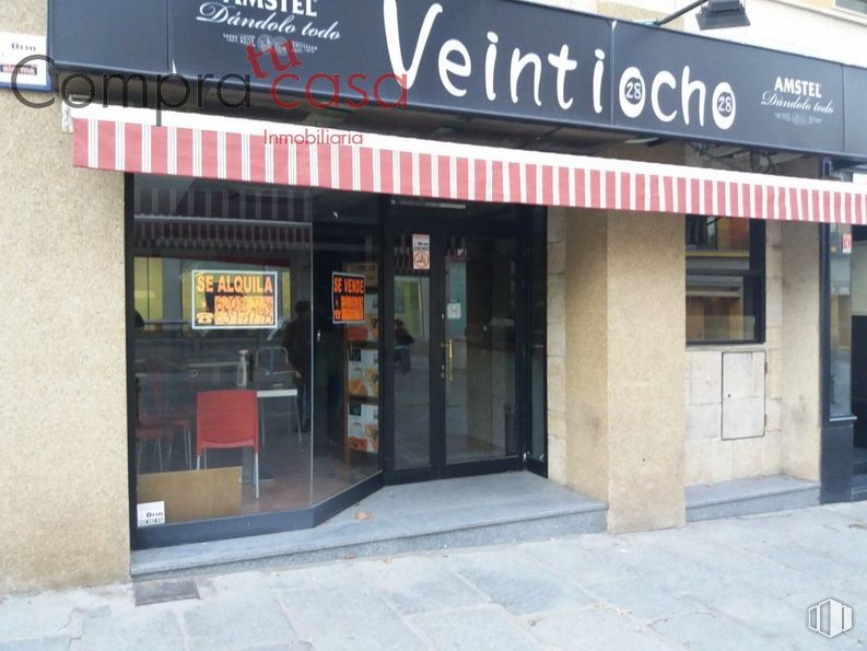 Local en alquiler y venta en Avenida Acueducto, 28, Segovia, 40002 con puerta, ventana, edificio, accesorio, fachada, fuente, venta al por menor, toldo, señalización y edificio comercial alrededor