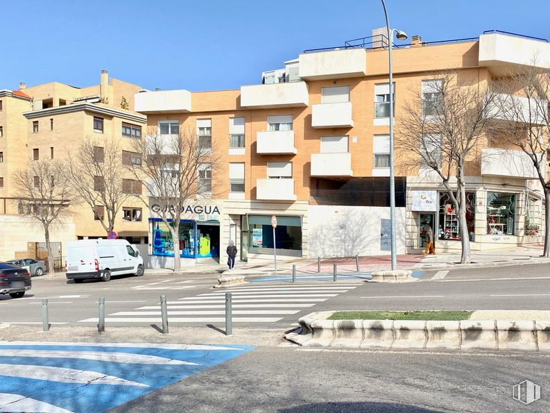 Retail for sale & for rent at Avenida Irlanda, Toledo, 45005 with van, building, sky, daytime, property, window, blue, car, infrastructure and urban design around