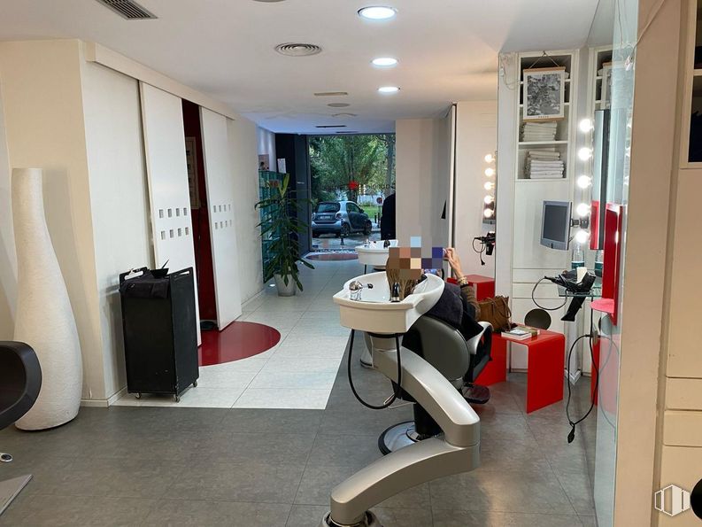 Retail for sale at Avenida General Perón, Tetuán, Madrid, 28020 with houseplant, person, interior design, flooring, furniture, floor, lighting, ceiling, chair and beauty salon around