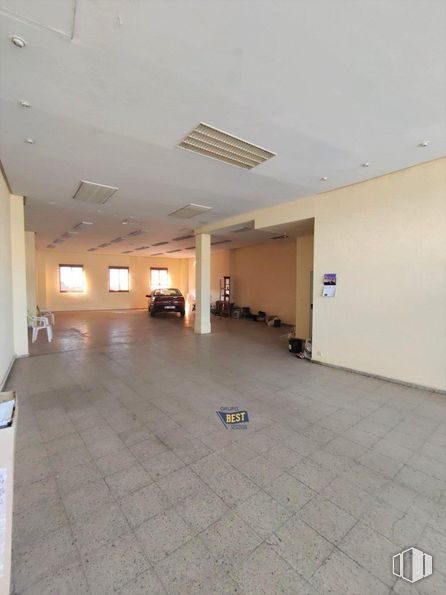 Retail for rent at Carretera San Rafael, Segovia, 40006 with window, wheel, flooring, fixture, hall, floor, tile flooring, car, tire and automotive design around