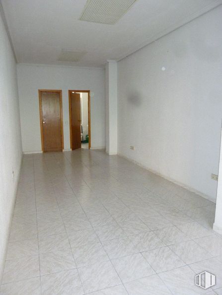 Local en alquiler en Zona Centro, Las Rozas de Madrid, Madrid, 28230 con puerta, accesorio, pasillo, piso, madera, pavimentos, edificio, material compuesto, techo y escayola alrededor