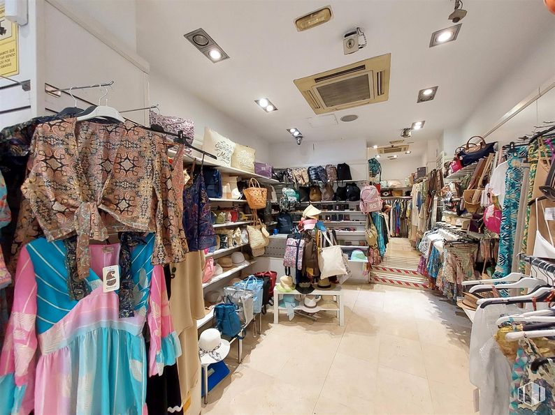 Retail for sale & for rent at Calle Alcalá, 402, Ciudad Lineal, Madrid, 28027 with clothing, textile, selling, customer, retail, market, shopping, clothes hanger, city and fashion design around