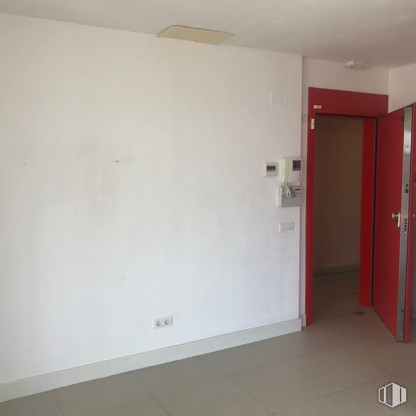 Oficina en alquiler en Edificio Espacios Baluarte, Carretera Fuencarral a Alcobendas, 14, Fuencarral - El Pardo, Madrid, 28049 con mediante, accesorio, resolver, material compuesto, madera, pintura, cerrojo muerto, inicio por, yeso y manija de la puerta alrededor