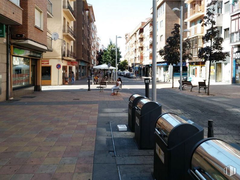 Retail for rent at Calle de José Zorrilla, Segovia, 40006 with daytime, building, sky, window, road surface, infrastructure, tree, waste container, urban design and neighbourhood around