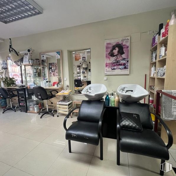 Retail for sale at Calle Alcalá, Ciudad Lineal, Madrid, 28027 with chair, furniture, shelf, building, office chair, interior design, flooring, floor, wall and bookcase around