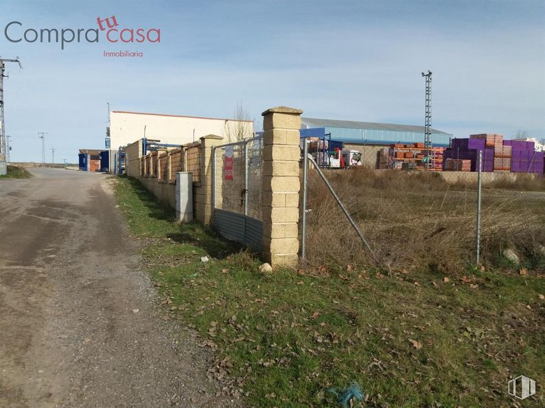 Land for sale at Zona Sotillo, La Lastrilla, Segovia, 40196 with sky, cloud, land lot, slope, asphalt, landscape, gas, plain, grass and road around