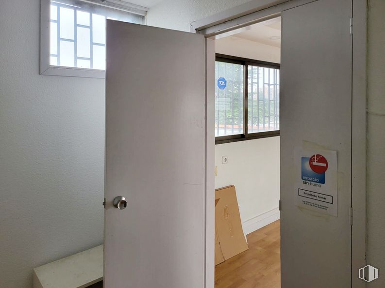 Oficina en alquiler en Calle Tierra de Barros, 2, Coslada, Madrid, 28820 con ventana, propiedad, accesorio, edificio, puerta, suelo, suelos, madera, asa y madera dura alrededor