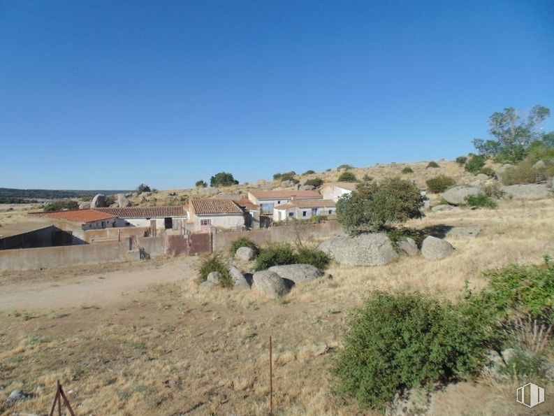 Land for sale at Zona Fuentes Claras, Ávila, 05005 with building, sky, plant, tree, house, landscape, hill, grass, soil and grassland around