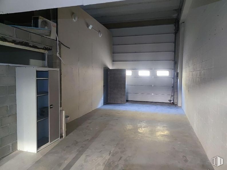 Industrial for sale at Calle Laguna del Marquesado, 36, Villaverde, Madrid, 28021 with floor, flooring, ceiling, composite material, concrete, building material, plaster, daylighting and basement around