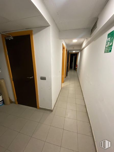 Local en alquiler en Zona centro, Centro, Madrid, 28015 con puerta, suelos, suelo, techo, tinte para madera, suelos de madera, suelo de baldosas, madera dura, contrachapado y limpieza alrededor