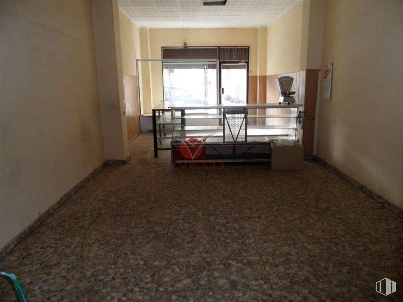 Retail for sale at Calle Álvaro de Luna, Cuenca, 16003 with table, window, building, hall, wood, flooring, floor, fixture, couch and house around