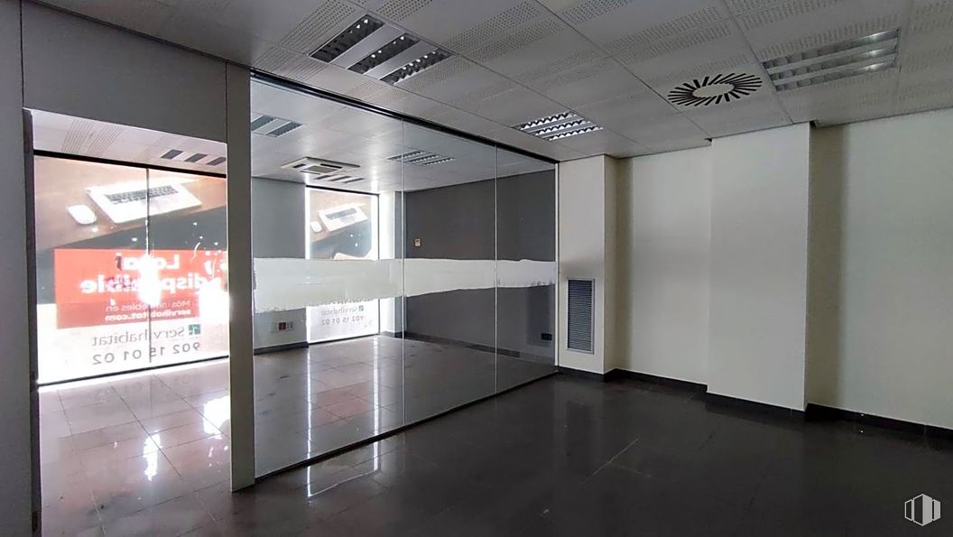 Retail for sale at Calle Jardines, Villanueva de Perales, Madrid, 28609 with building, automotive design, interior design, flooring, floor, material property, fixture, glass, ceiling and event around