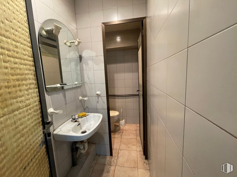 Local en venta en Calle Agustín de Foxá, 25, Chamartín, Madrid, 28036 con fregadero, espejo, grifo, accesorio de plomería, lavabo, baño, edificio, fontanería, piso y suelo alrededor