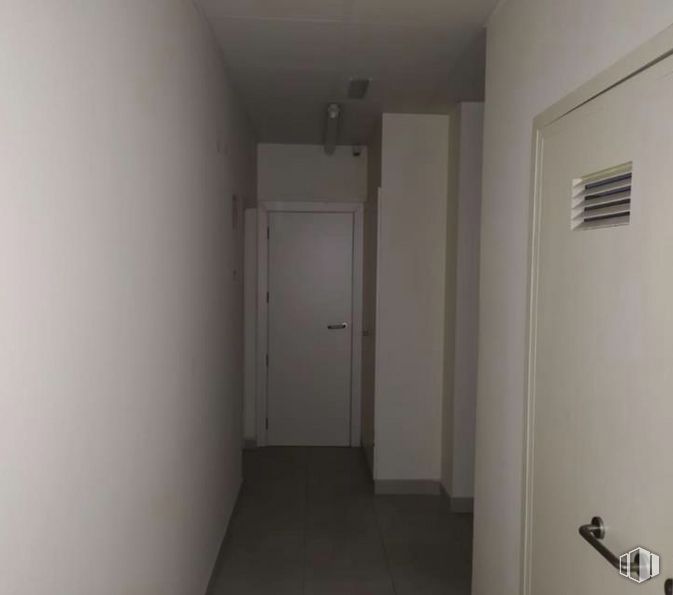 Local en alquiler y venta en Avenida Real de Pinto, 31, Villaverde, Madrid, 28021 con puerta, manija de la puerta, edificio, accesorio, asa, madera, suelo, suelos, puerta de casa y techo alrededor