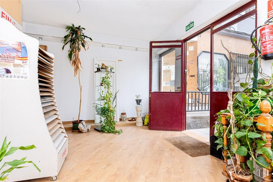 Retail for sale at Carlos Arniches, Móstoles, Madrid, 28935 with houseplant, plant, building, flowerpot, lighting, wood, window, architecture, interior design and door around