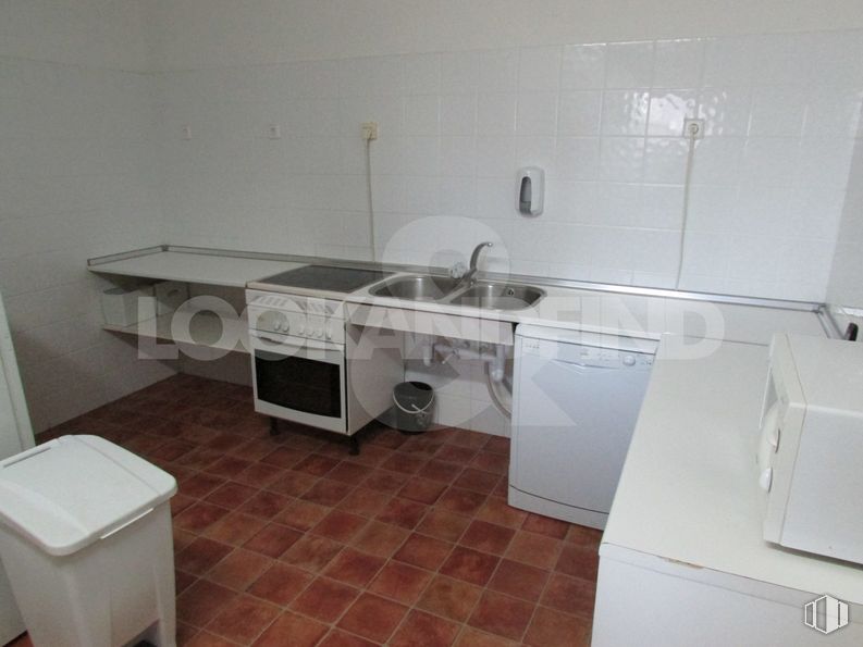 Retail for sale & for rent at Centro urbano, Talavera de la Reina, Toledo, 45600 with home appliance, sink, cabinetry, countertop, kitchen sink, kitchen, interior design, flooring, floor and wood around