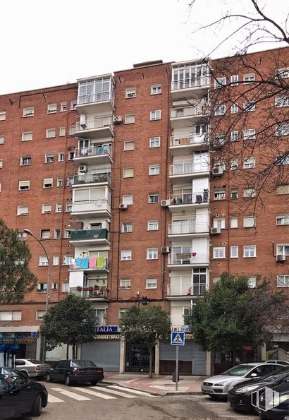 Local en venta en Plaza San Juan de Covas, 3, Alcorcón, Madrid, 28925 con coche, edificio, vehículo terrestre, neumático, rueda, día, propiedad, vehículo, ventana y árbol alrededor