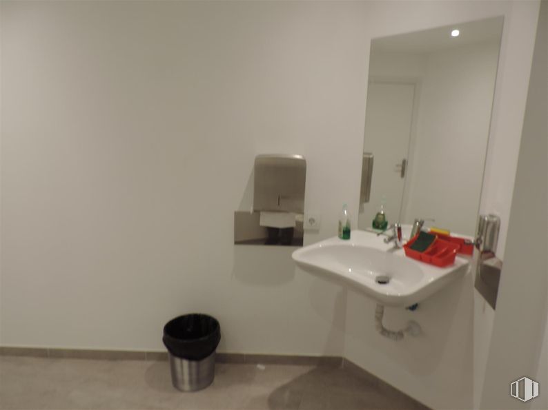 Oficina en alquiler en Calle Viriato, Chamberí, Madrid, 28010 con espejo, grifo, fregadero, accesorios de fontanería, lavabo, edificio, cuarto de baño, fluido, suelo y suelos alrededor