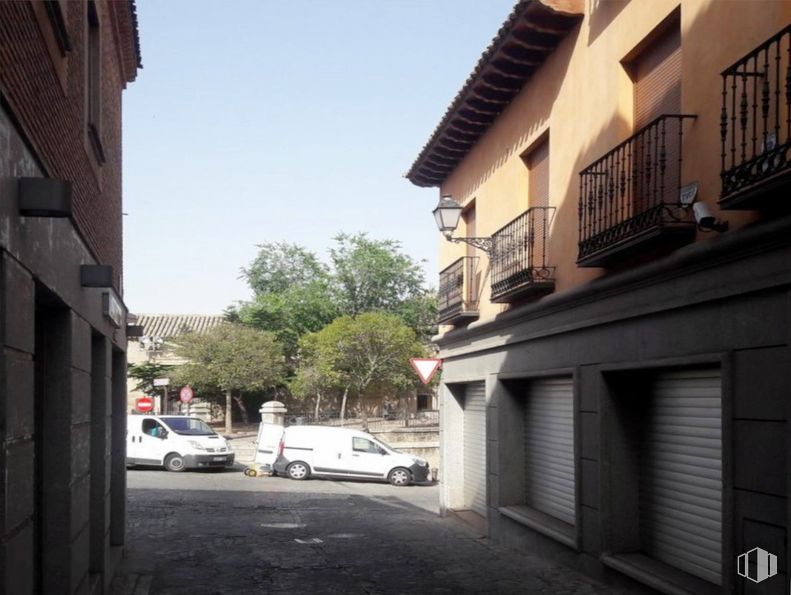 Retail for rent at Zona San Juan de los Reyes, Toledo, 45002 with van, house, window, building, sky, tire, wheel, car, vehicle and road surface around