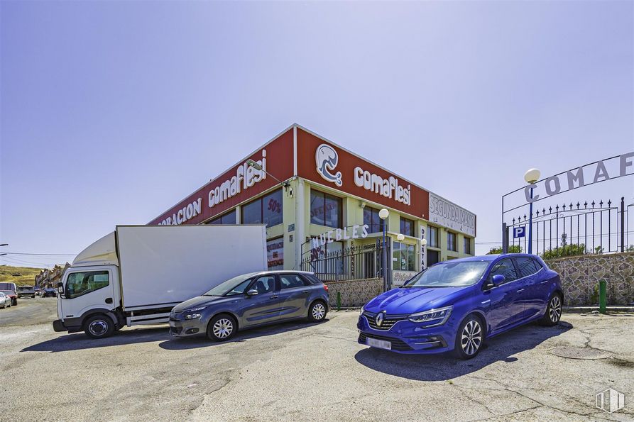 Retail for rent at Avenida Comunidades de Europa, Parla, Madrid, 28980 with car, truck, automotive parking light, tire, wheel, sky, land vehicle, vehicle, motor vehicle and automotive tire around