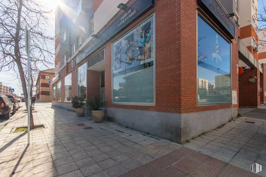 Local en alquiler y venta en Calle María Blanchard, 12, San Sebastián de los Reyes, Madrid, 28700 con edificio, ventana, superficie de la carretera, ladrillo, albañilería, madera, asfalto, diseño urbano, neumático y pared alrededor