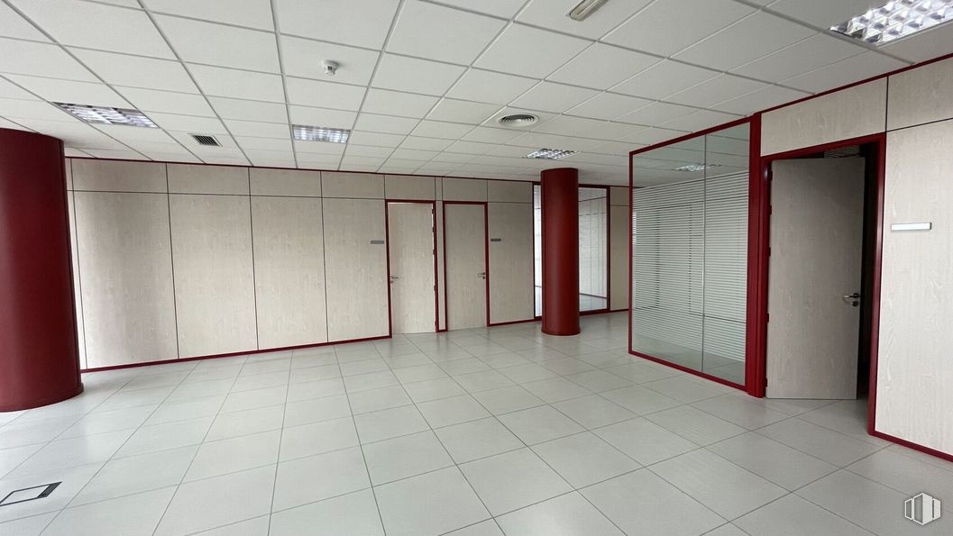 Oficina en alquiler y venta en Avenida Italia, 10, Coslada, Madrid, 28820 con edificio, accesorio, pasillo, suelo, piso, techo, vidrio, material compuesto, evento y aluminio alrededor